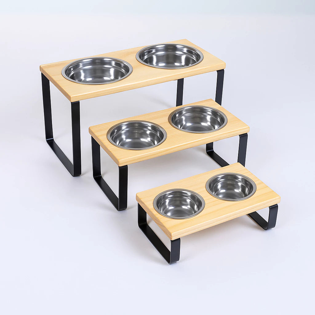 Suporte Duplo Elevado com Potes Inox para Cachorro e Gato – Base em Madeira Envernizada e Pés de Aço